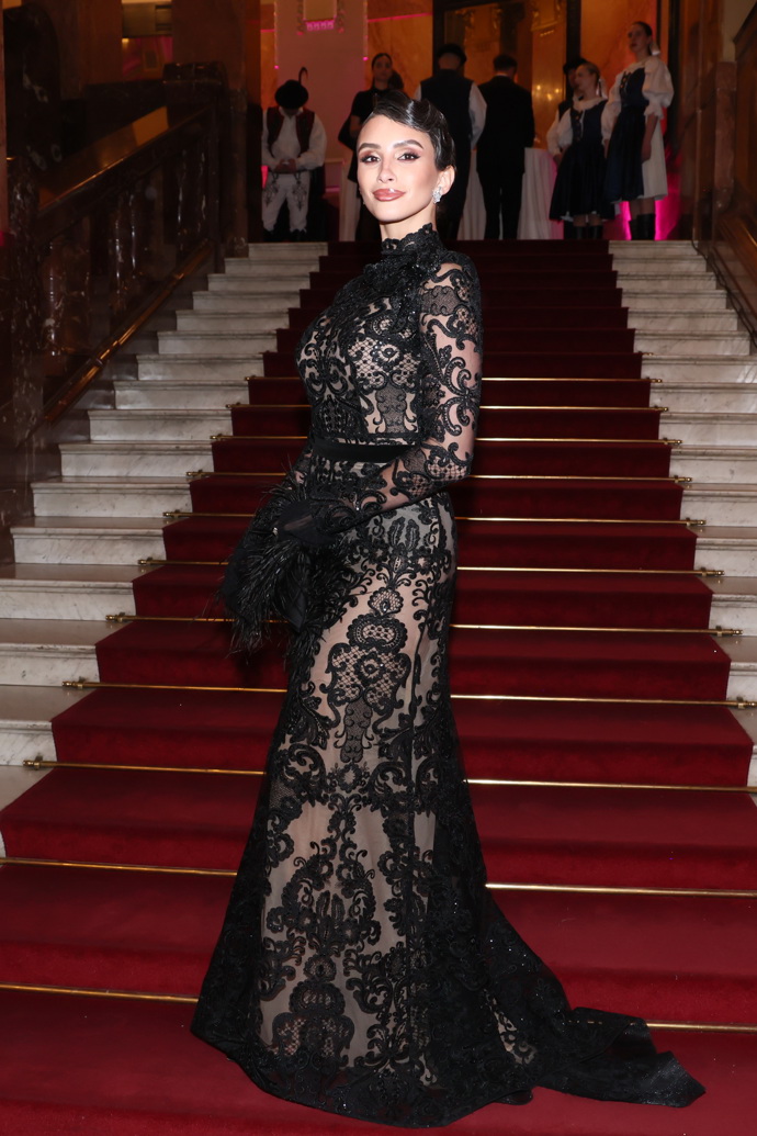 Modelka Daniela Zálešáková si nechala šaty ušít od stejné návrhářky, která jí šila svatební šaty, Jany Pištejové. Doplnila je efektním účesem - pokládanou vlnou - a diamantovými šperky. 