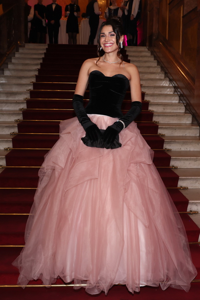 Model od Sandry Markové oblékla také modelka Andrea Kalousová. Nechybí elegantní černé rukavičky. 