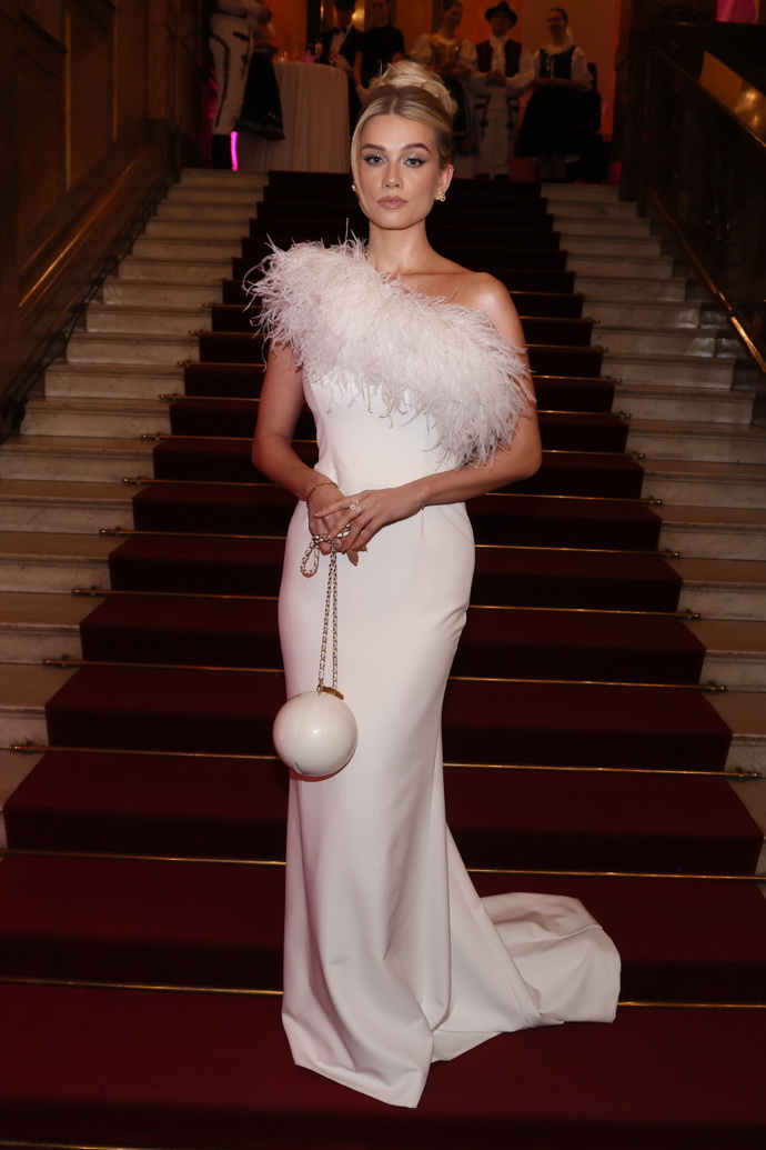 Justýna vynesla sněhobílou róbu s peřím v oblasti dekoltu od návrhářského dua Poner doplněnou o diamantové šperky Derza. 