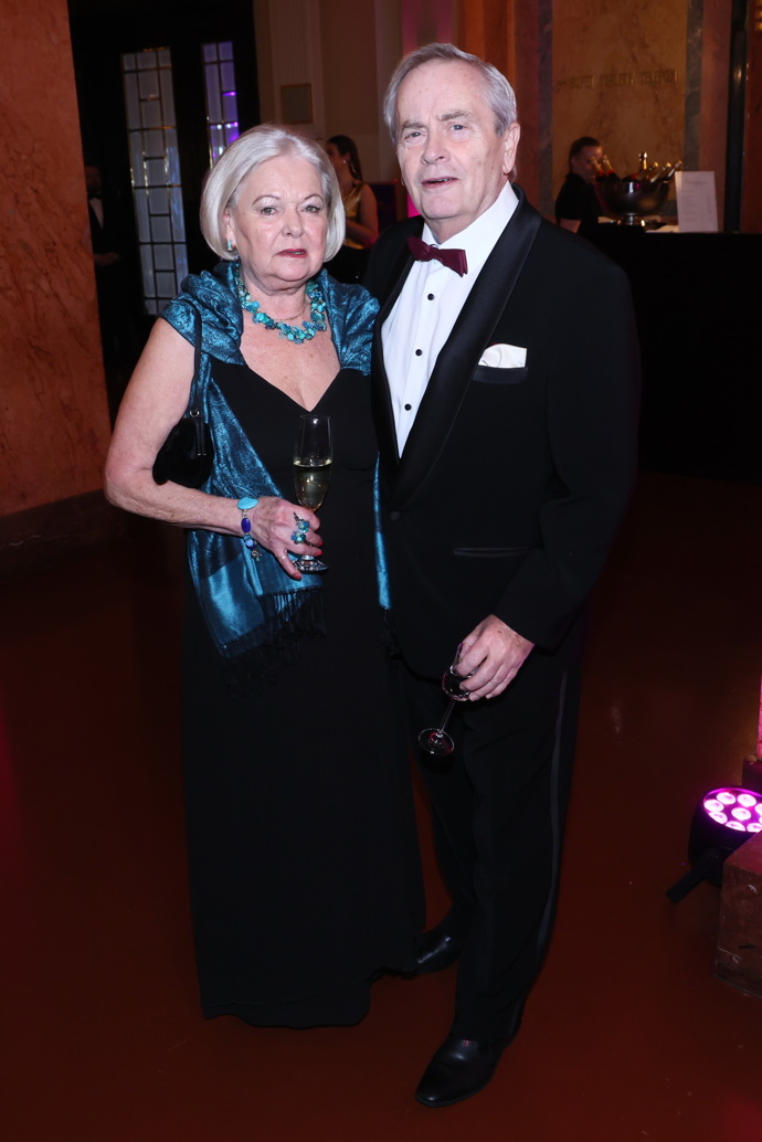 Televizní hlasatel Alexander Hemala s manželkou Vlastou, která černé šaty doplnila o tyrkysový náhrdelník a šál. 