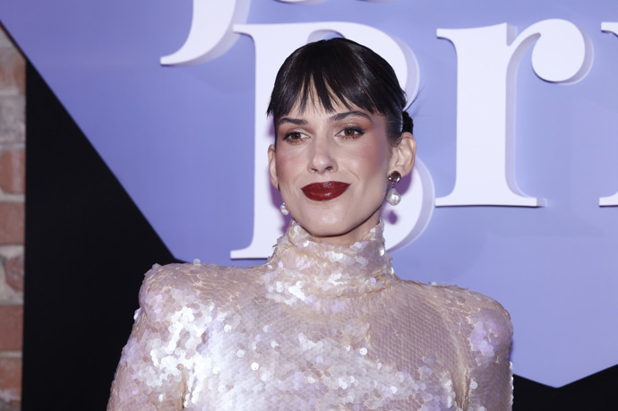 Výstřih ke krku patří k nejelegantnějším variantám. Sluší mu zejména decentní hladké drdoly