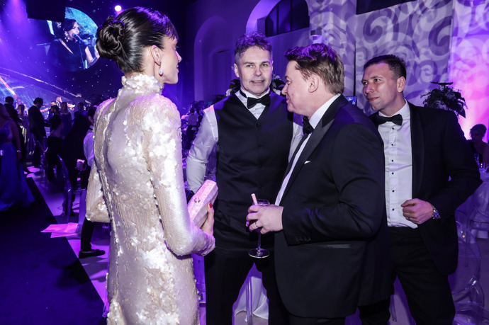 Modelka Aneta Vignerová šaty právě uhlazeným drdolem doplnila na jedničku.