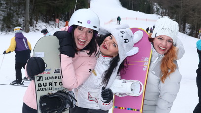 FOTO: Část hereckého obsazení se nedávno vydala symbolicky „na místo činu“ - do Špindlerova Mlýna.