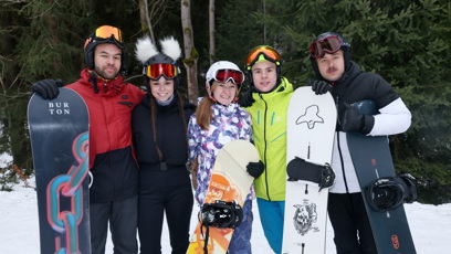 FOTO: Část hereckého obsazení se nedávno vydala symbolicky „na místo činu“ - do Špindlerova Mlýna.