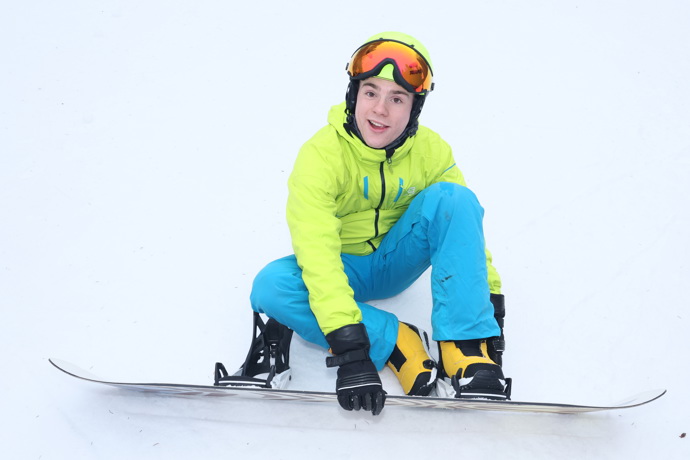 Filip Antonio na snowboardu.