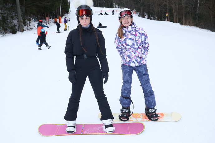 Herečky z muzikálu Snowboarďáci na lekci snowboardu.