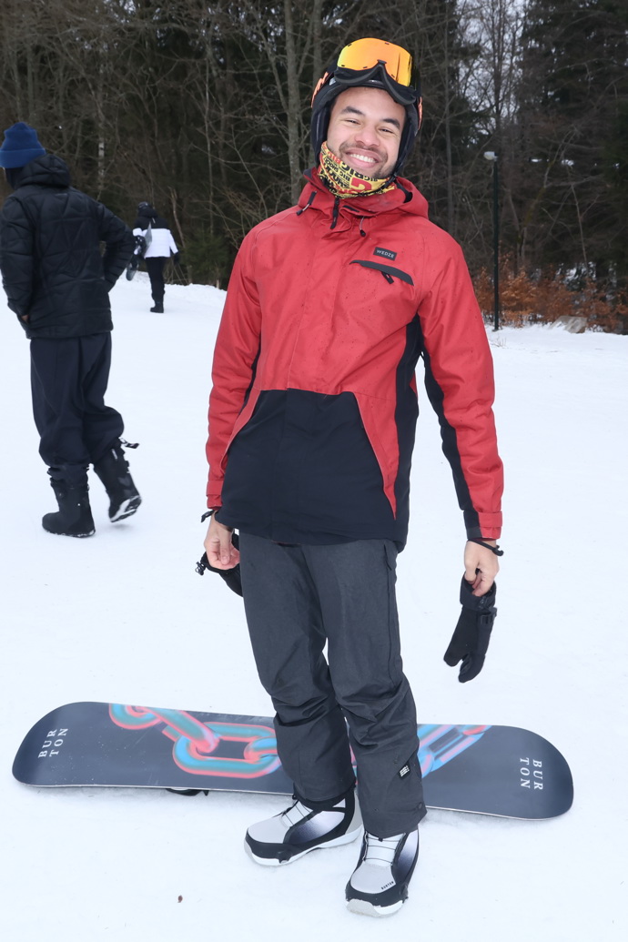 Herci absolvovali herci lekci snowboardu.