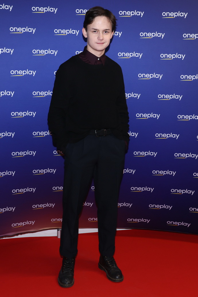 Maxmilián Kocek oblékl bordó košili, přes kterou ještě přetáhl černý svetr. K tomu tmavě modré společenské kalhoty a černé polobotky. 