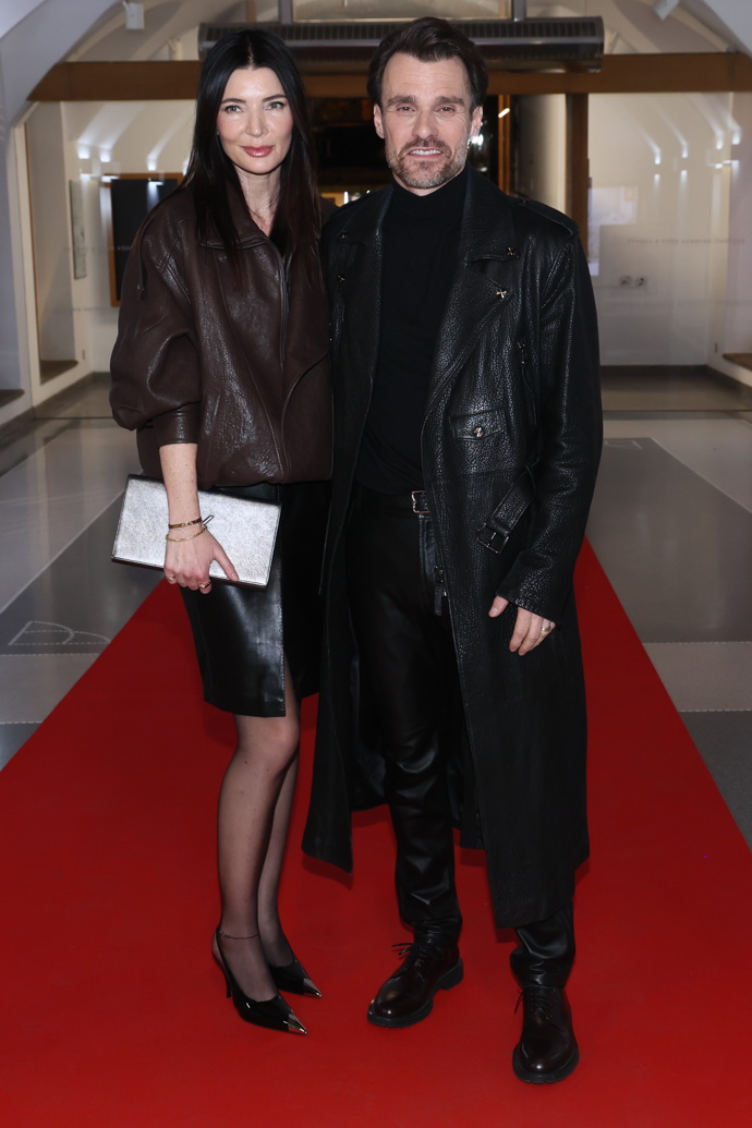 Leoš Mareš s manželkou Monikou. Oba se tentokrát kompletně zahalili do tmavé kůže. 