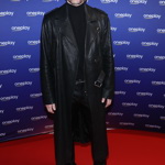 Leoš Mareš oblékl dlouhý černý kožený kabát, pod něj pouze minimalistický pánský základ s koženými kalhotami. 