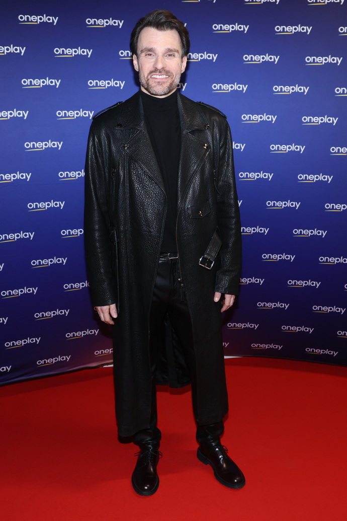 Leoš Mareš oblékl dlouhý černý kožený kabát, pod něj pouze minimalistický pánský základ s koženými kalhotami. 