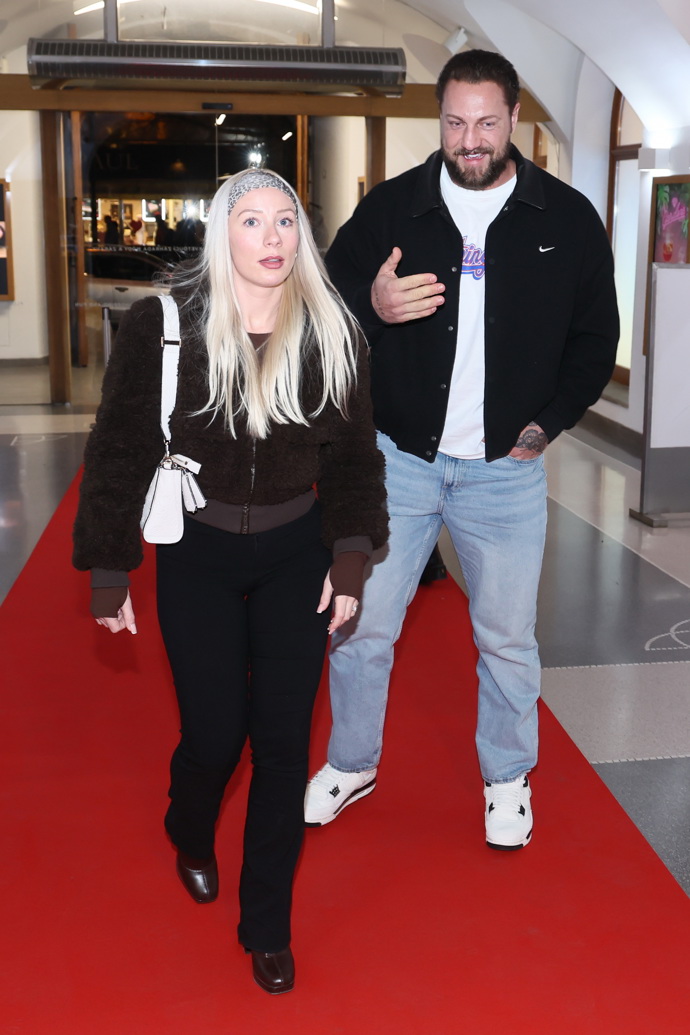 Jakub Enžl dorazil s manželkou.