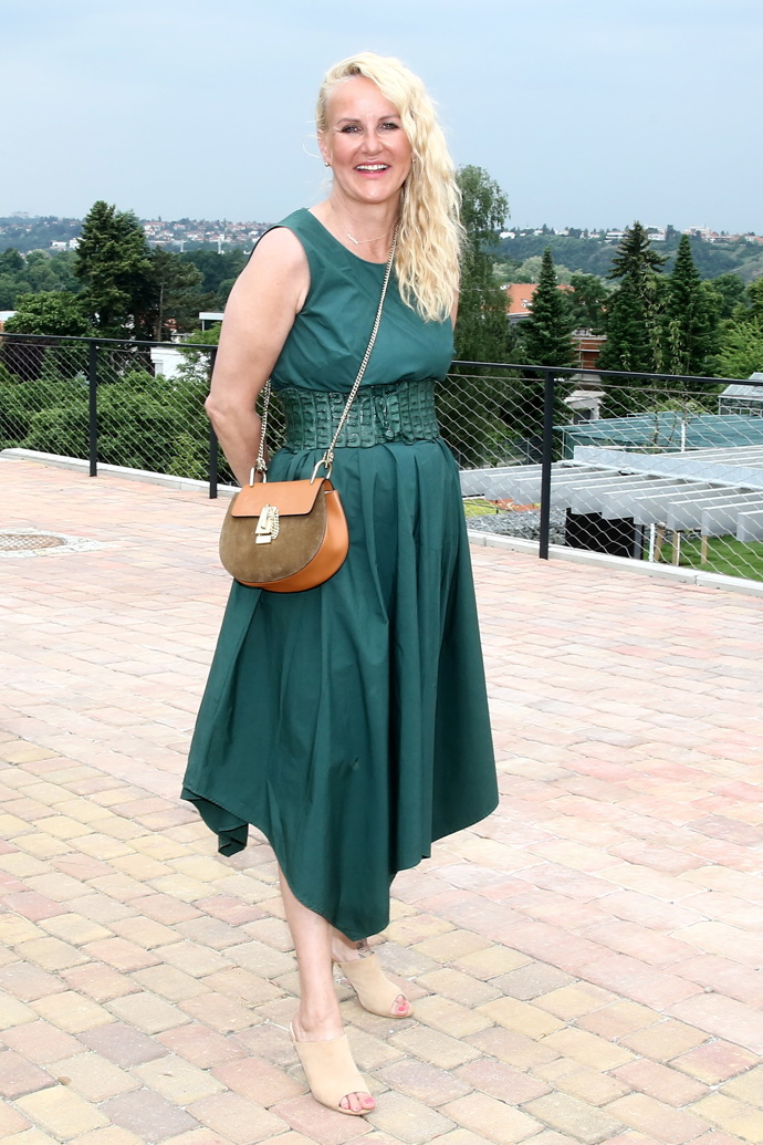 Vendula Pizingerová často sahá po širokých páscích.