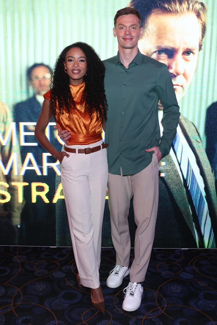 Redaktorka a moderátorka TV Nova Rebecca Diatilová pro tentokrát sáhla po oranžové saténové halence. Doplnila ji smetanovými kalhotami s červeným páskem. 