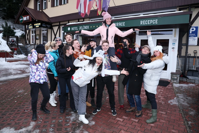 Protagonisté muzikálové verze filmu Snowboarďáci ve Špindlerově Mlýně.