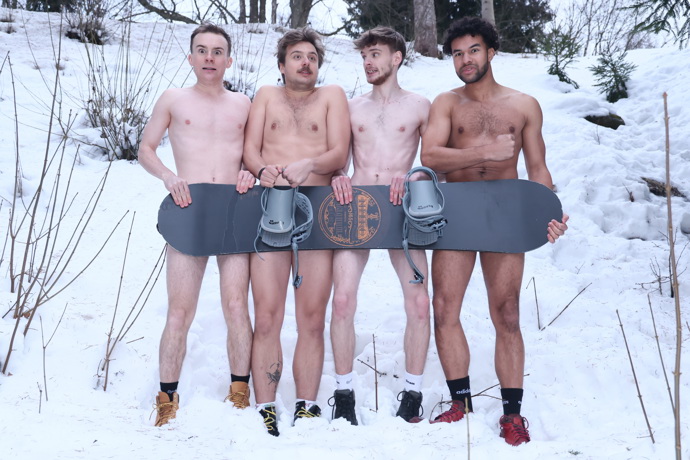 Pánové během focení odhodili stud.