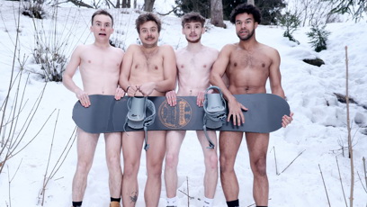 FOTO: Pánové si přirození zakryli jen snowboardem.