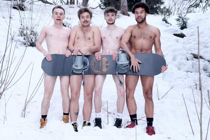 Pánové si přirození zakryli jen snowboardem.