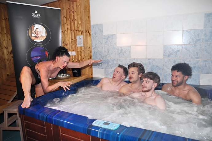 Ve wellness zóně bylo pořádně horko.