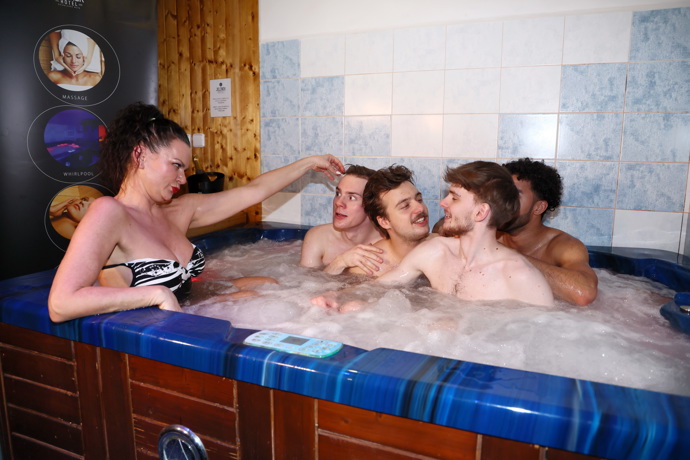 Vanda Károlyi měla ve vířivce chlapce jenom pro sebe.