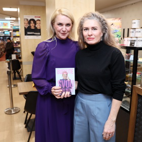 Olga Menzelová se spisovatelkou. 