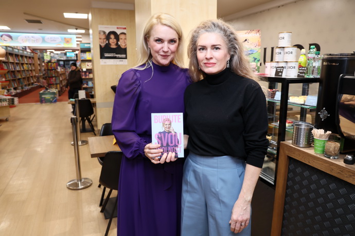 Olga Menzelová se spisovatelkou. 