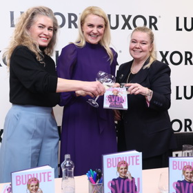 Producentka Olga Menzelová na křtu knihy Lenky Koenigsmark.