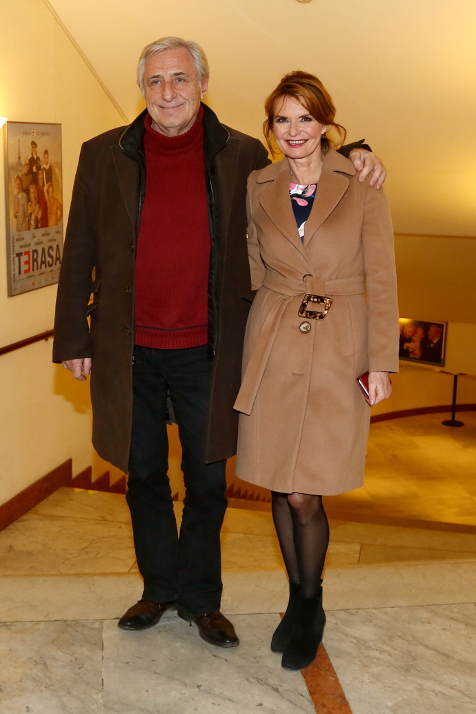 Klasický béžový kabát s páskem prokoukne.