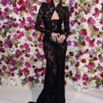 Aneta Vignerová vynesla černé krajkové šaty z butiku Anamé doplněné o šperky Apart. 