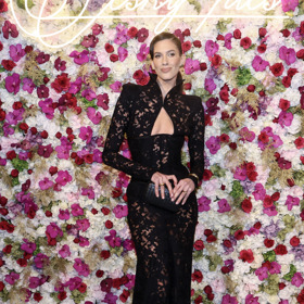 Aneta Vignerová vynesla černé krajkové šaty z butiku Anamé doplněné o šperky Apart. 