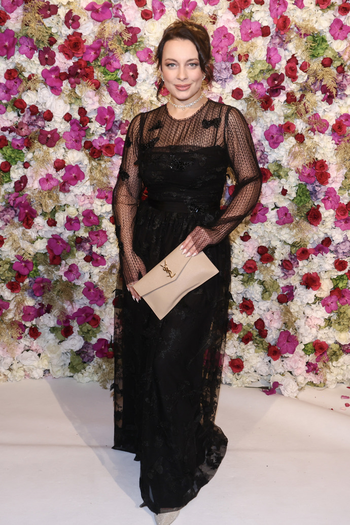 Veronika Petruchová oblékla černé večerní šaty s průhledným rukávem. Doplnila je smetanovým psaníčkem Yves Saint Laurent. 