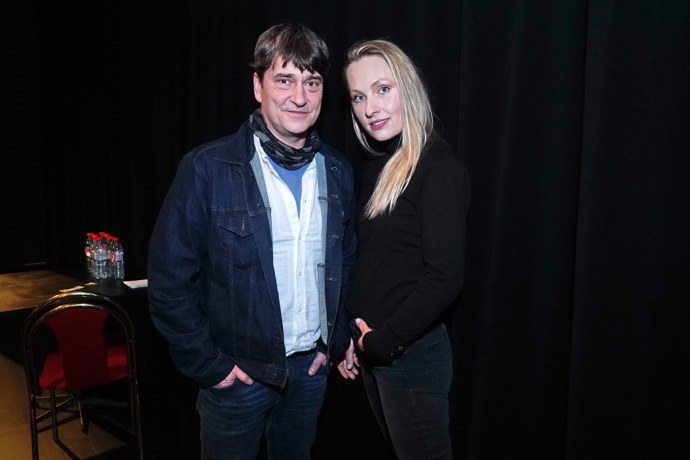 Nezřídka ji ovšem pugétem květin překvapí jen tak. Zkrátka - ideální gentleman. 