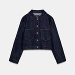 Pro ženy 20+ je ideální vsadit na výrazné kousky a nebát se módního experimentu. Vybrali jsme pro vás následující outfit složený z džínové bundy, kardiganu a džín. Bunda s kontrastním prošitím, výšivkou srdce vzadu a ramenními vycpávkami, Zara, 1299 Kč