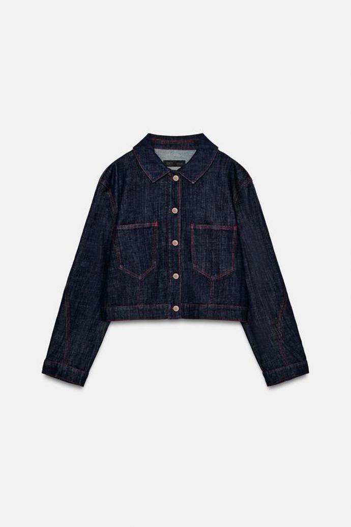 Pro ženy 20+ je ideální vsadit na výrazné kousky a nebát se módního experimentu. Vybrali jsme pro vás následující outfit složený z džínové bundy, kardiganu a džín. Bunda s kontrastním prošitím, výšivkou srdce vzadu a ramenními vycpávkami, Zara, 1299 Kč