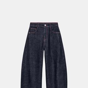 Džíny střihu barrel s vysokým pasem, kontrastním prošitím a výšivkou srdce vzadu, Zara, 999 Kč