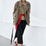 Stačí jeden barevný akcent a i ten nejobyčejnější outfit rázem prokoukne. Přidat pak můžete i ladící boty nebo třeba kabelku.