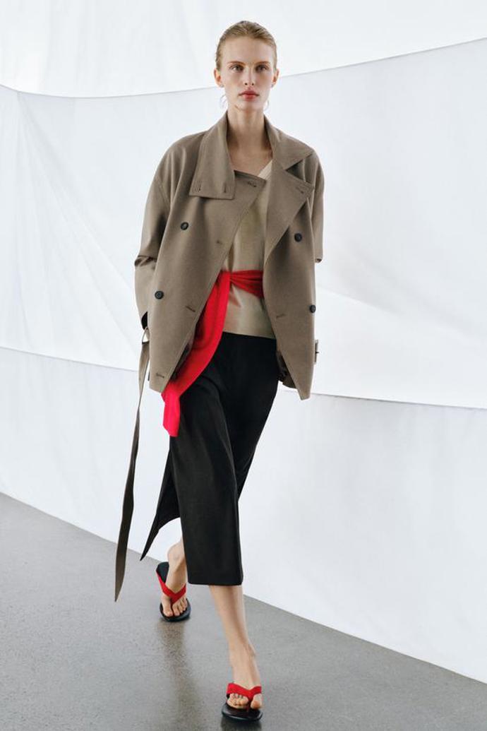 Stačí jeden barevný akcent a i ten nejobyčejnější outfit rázem prokoukne. Přidat pak můžete i ladící boty nebo třeba kabelku.