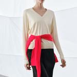 Nejjednodušším a zároveň jedním z nejzajímavějších stylingových triků je nosit svetr uvázaný kolem pasu.