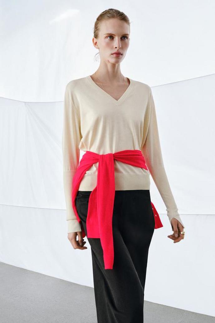 Nejjednodušším a zároveň jedním z nejzajímavějších stylingových triků je nosit svetr uvázaný kolem pasu.