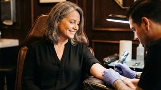 První tetování v 50 letech: Rodina mě měla za blázna, mně to ale nečekaně vrátilo pocit kontroly nad vlastním tělem