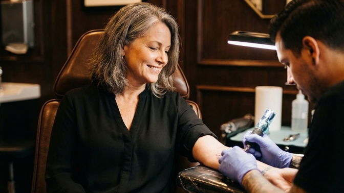 Tetování po padesátce: Proč do toho jít a co byste měli vědět