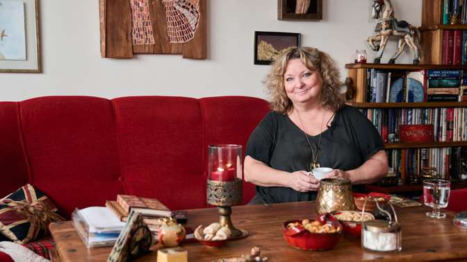 Vítejte v podkrovním bytě Martiny Hudečkové: Bydlení plné barev a vzpomínek na Juraje Herze má i dvě toalety