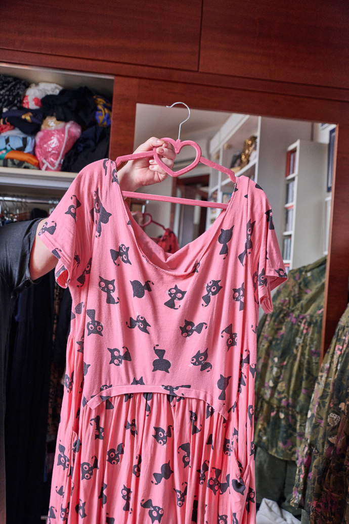 Růžové šaty jako připomínka holčičích let