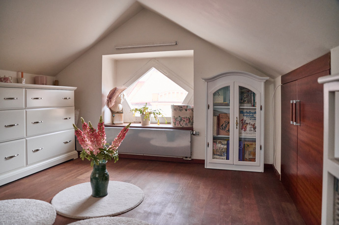 V podkrovním bytě Martiny Hudečkové je krásné atypické okno.