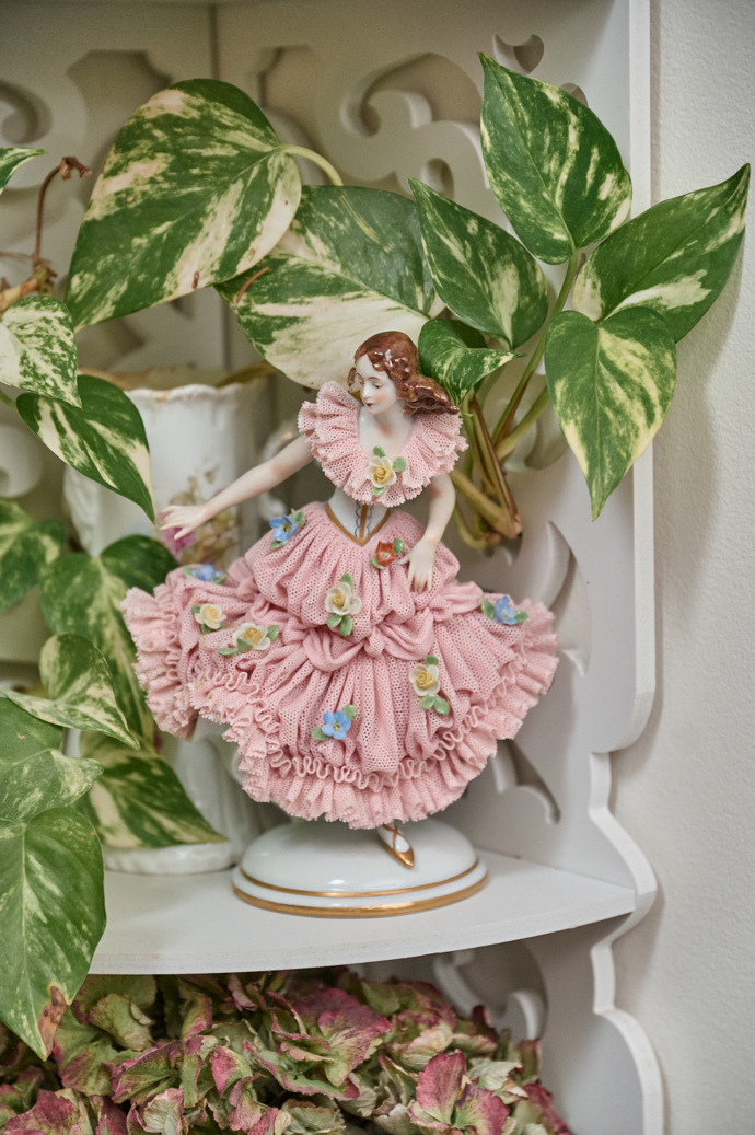 Tančící panenka je dárek od sestřenice.