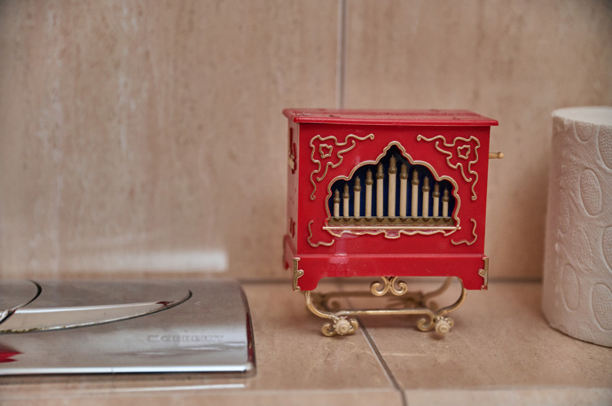 Hrací strojek po tatínkovi je tady taky, proč asi?