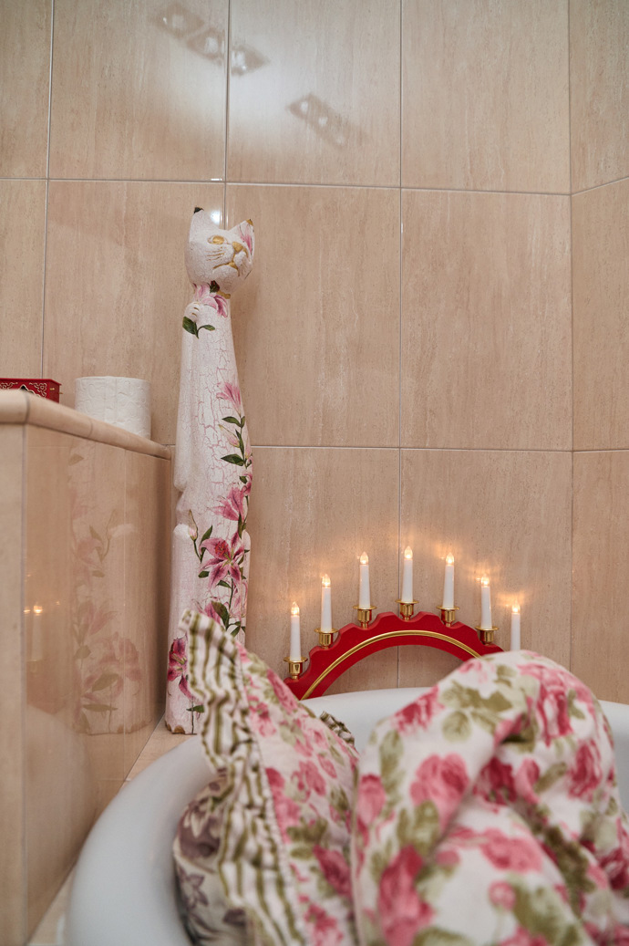 Ke koupelně patří i svícen se svíčkami - červený.