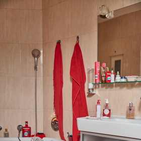 Pohled na část koupelny laděné do červené barvy