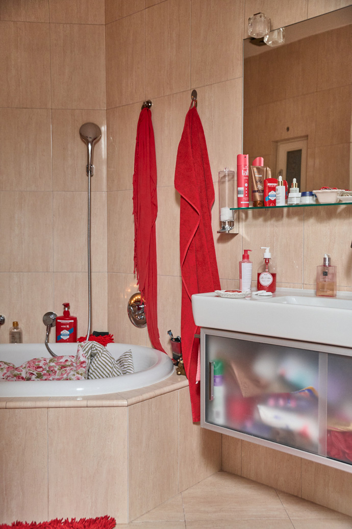 Pohled na část koupelny laděné do červené barvy