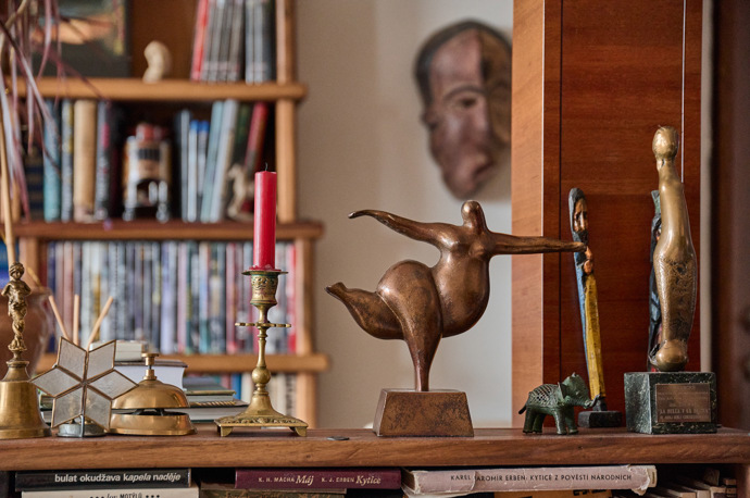 Tančící paní je dárek od kamaráda, se který si dávají legrácky.